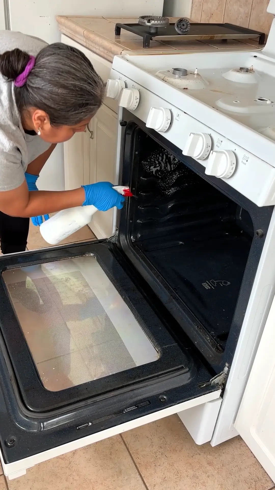 Cleaning inside an oven during a move out